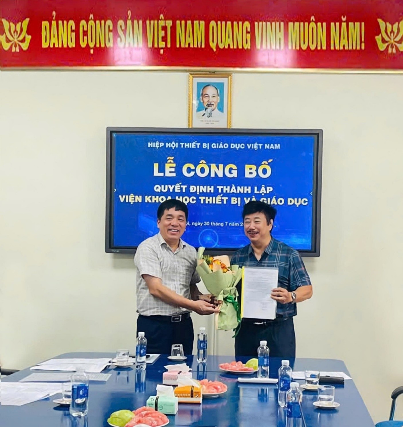 Ông Nhữ Ngọc Minh- Chủ tịch HHTBGDVN trao quyết định Thành lập viện và  Quyết định bổ nhiệm Viện trưởng